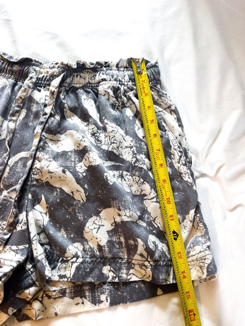 JOIE • Abstract Leaf Print Paperbag Shorts 100% Lyocell Gray Grey Large - Picture 7 of 10